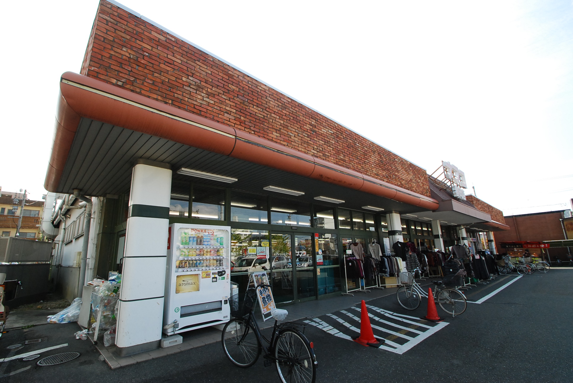 Supermarket. Nafuko Haruoka store up to (super) 444m