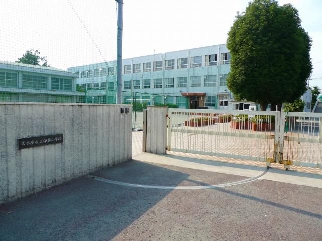 Primary school. Ikatsu elementary school (walk about 6 minutes)