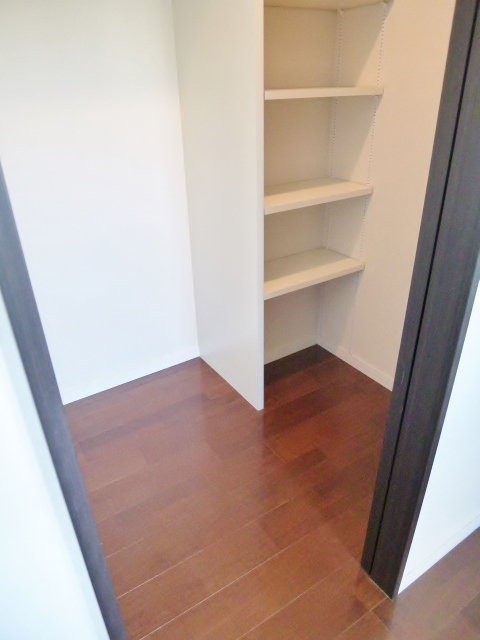 Receipt.  ☆ Spacious walk-in closet ☆ 