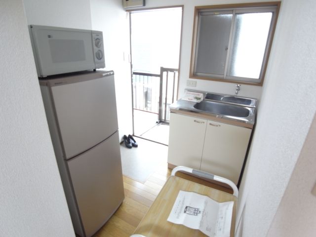 Entrance. refrigerator ・ Also it comes with a microwave oven.