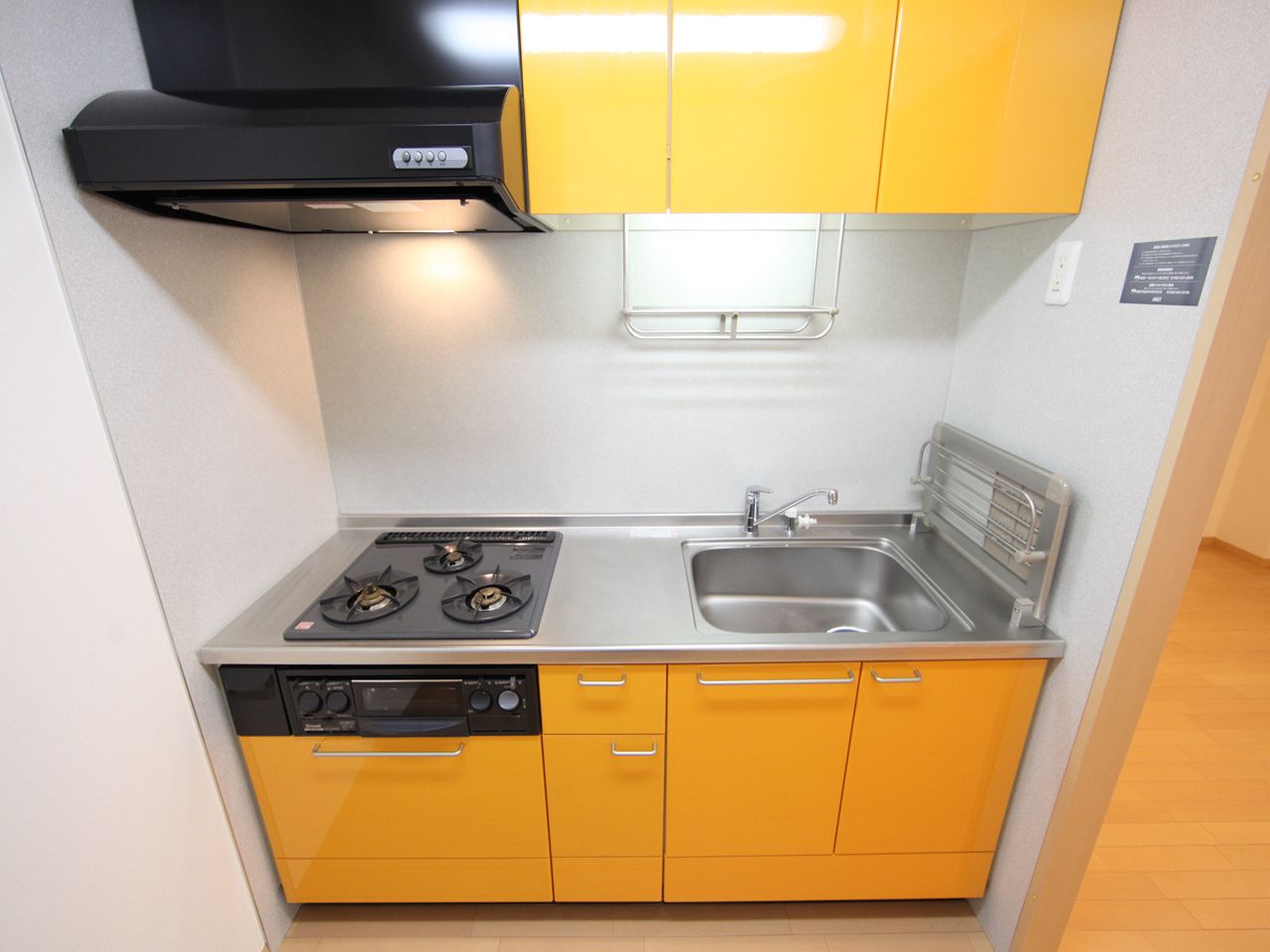 Kitchen. System kitchen (gas 3-burner stove ・ With grill)