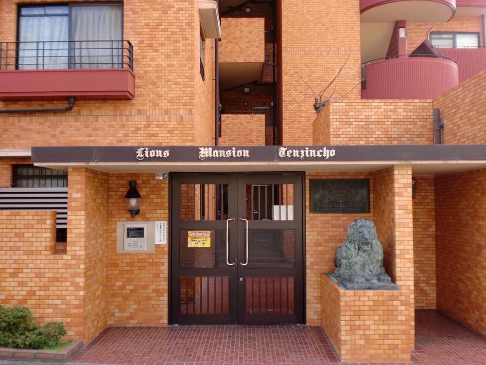 Entrance.  ■ Entrance (December 2013 shooting)
