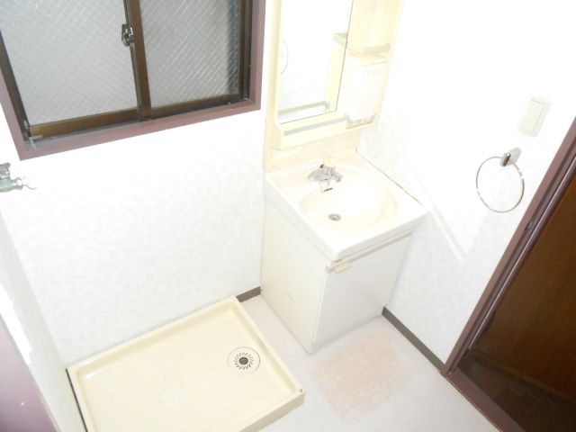 Washroom. Popular independent wash basin in the dressing room space