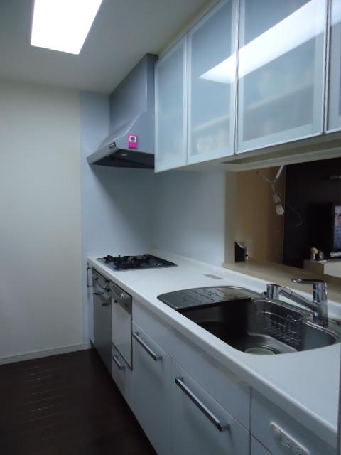 Kitchen. Face-to-face kitchen (with dish washing dryer ・ Floor heating)
