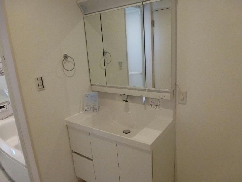 Wash basin, toilet. 12 / 10 local shooting