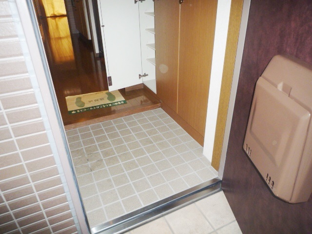Entrance. With a shoe box