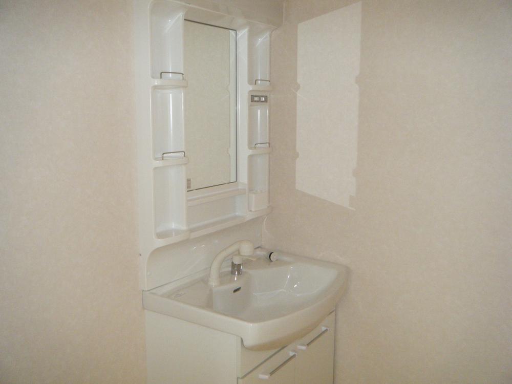 Wash basin, toilet. Building 2 washbasins