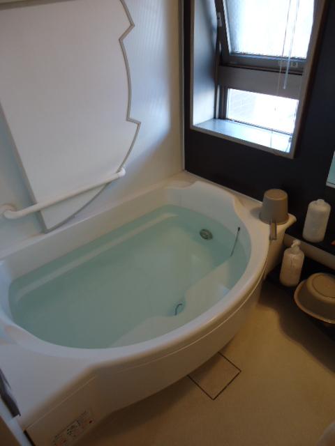 Bathroom. Sitz bath you can enjoy. There is a window in the bath in with the bathroom heating dryer.