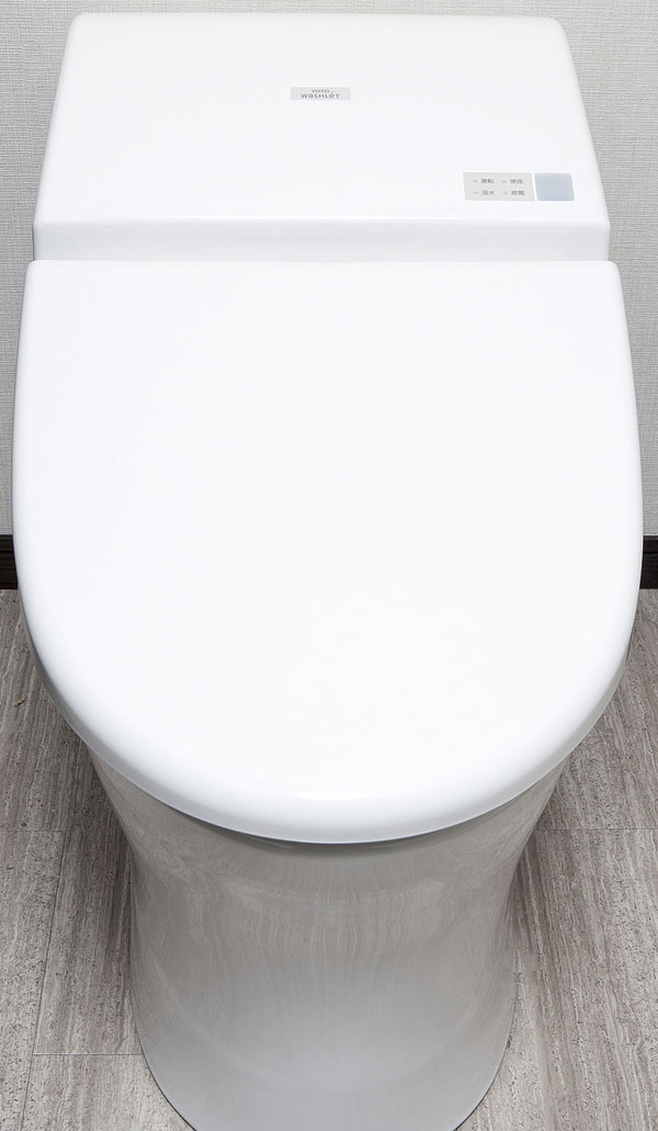 Toilet.  [Low silhouette integrated toilet] Toilet dirt just flowing water with a punch line easy to toilet bowl, Heating toilet seat function ・ Deodorizing function ・ It is with a hot water cleaning function (same specifications)