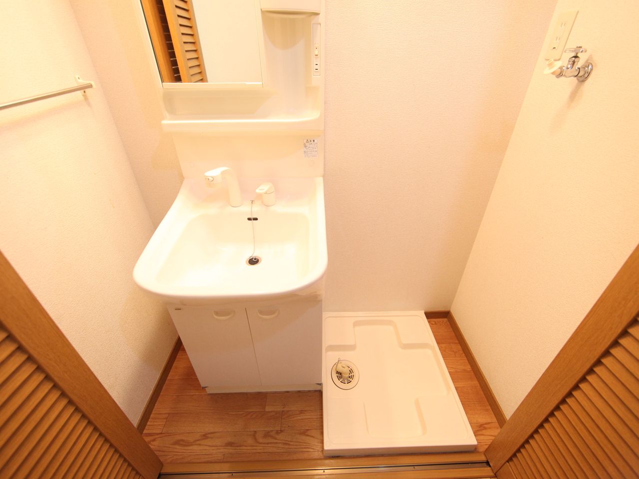 Washroom. Dressing room Independent wash basin (shampoo dresser)