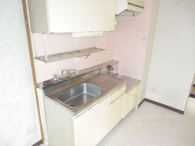 Kitchen. Gas stove is can be installed kitchen.