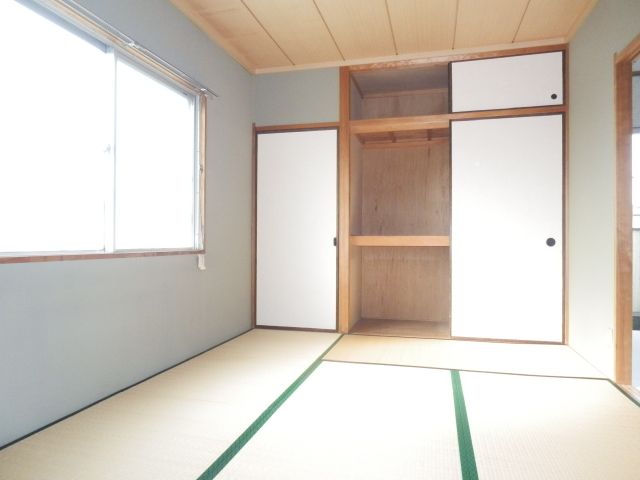 Living and room. It is relaxing Japanese-style room.