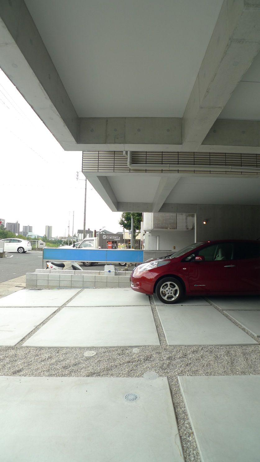 Same specifications photos (Other introspection). Secure a parking space for 2 cars. Since the body of the majority is covered in ceiling, You can get in and out of the car without getting wet in the rain even during rainy weather. 