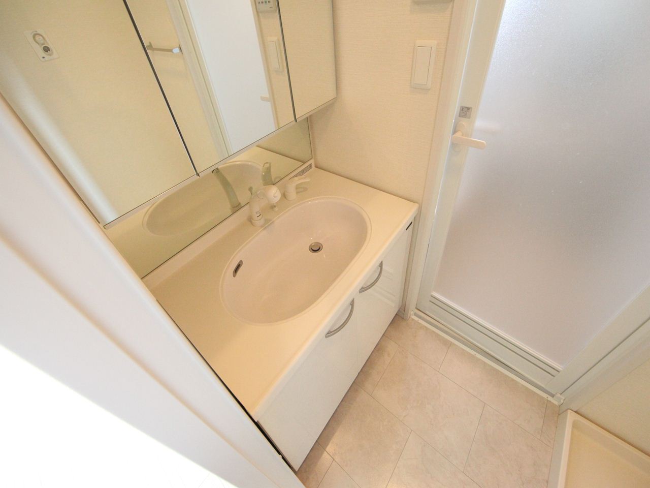 Washroom. Dressing room Independent wash basin (with shampoo dresser) Indoor Laundry Storage