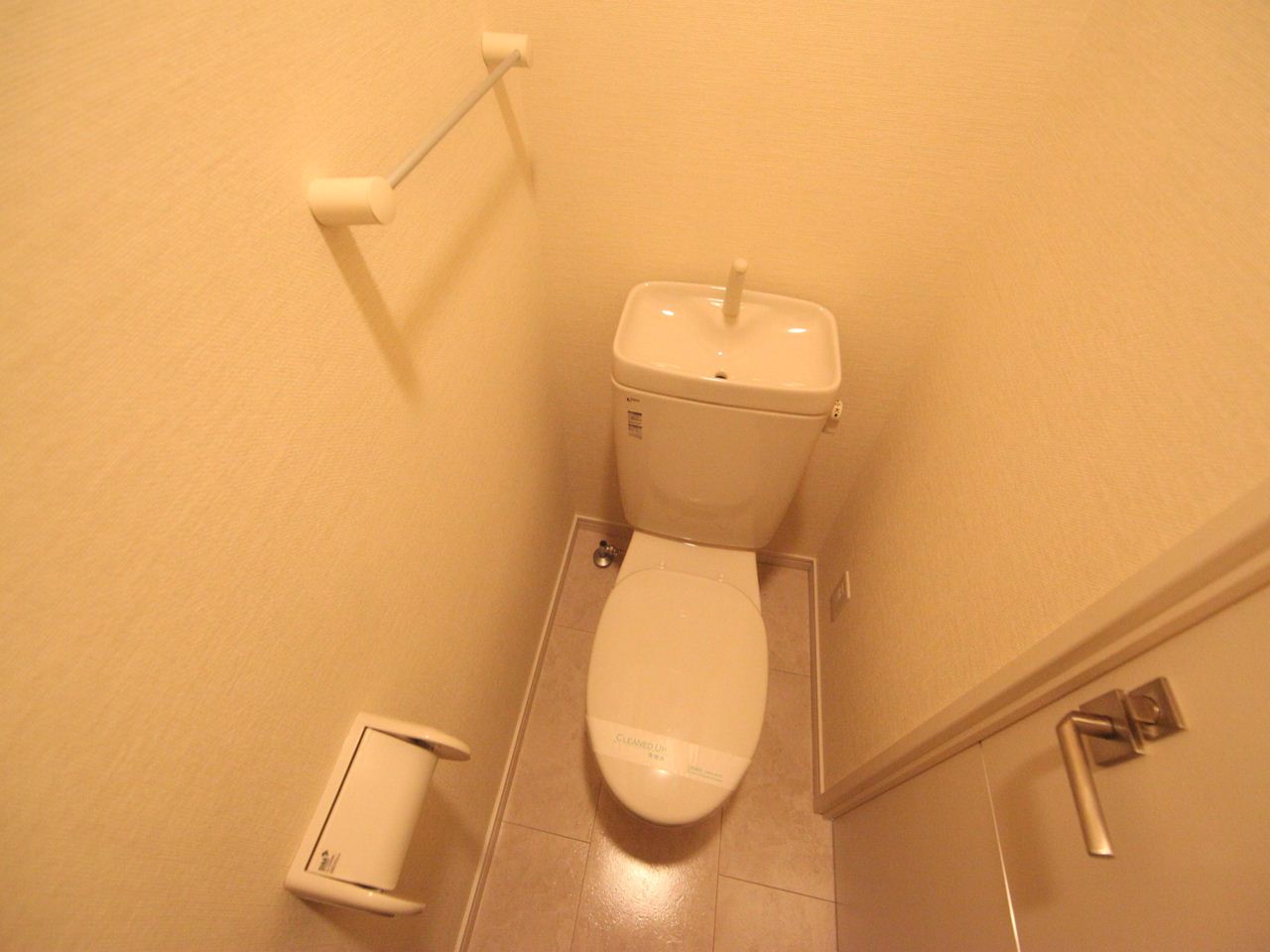 Toilet. Western-style toilet There is storage space in the upper part