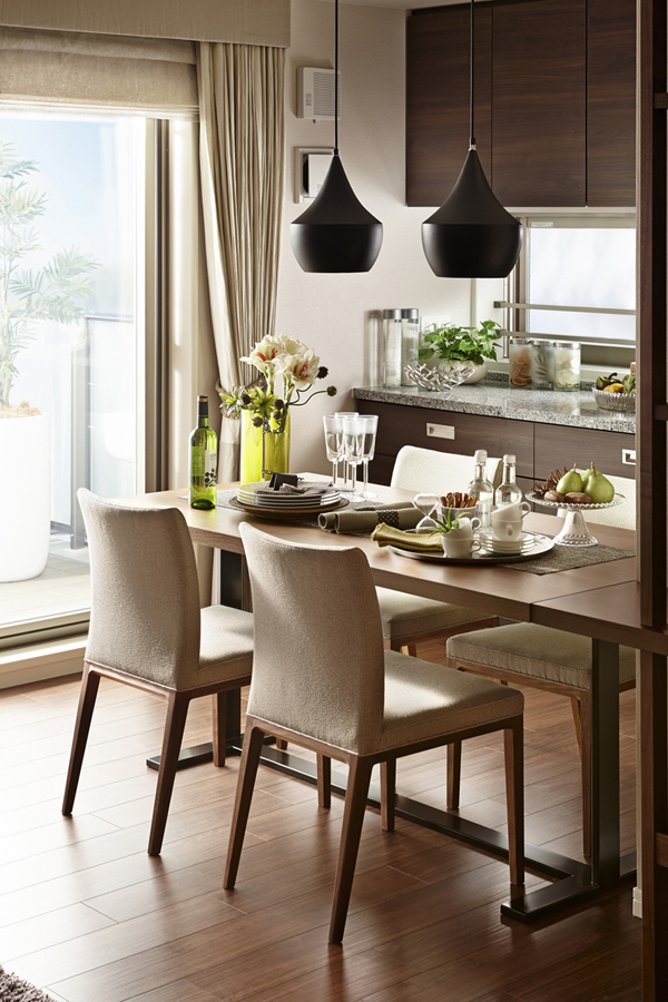 Living.  [dining] Is a bright dining room with plenty of natural light shine in from the opening ( ※ )