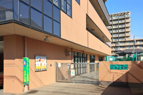 Surrounding environment. Hiroji kindergarten (a 9-minute walk from West Residence ・ About 690m) (9-minute walk from East Residence ・ About 690m)
