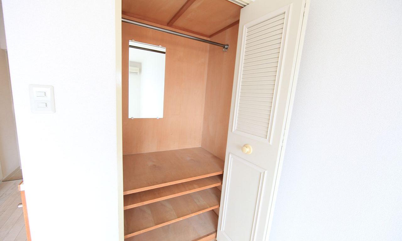 Receipt. Western-style housing in the (closet) mirror also comes with