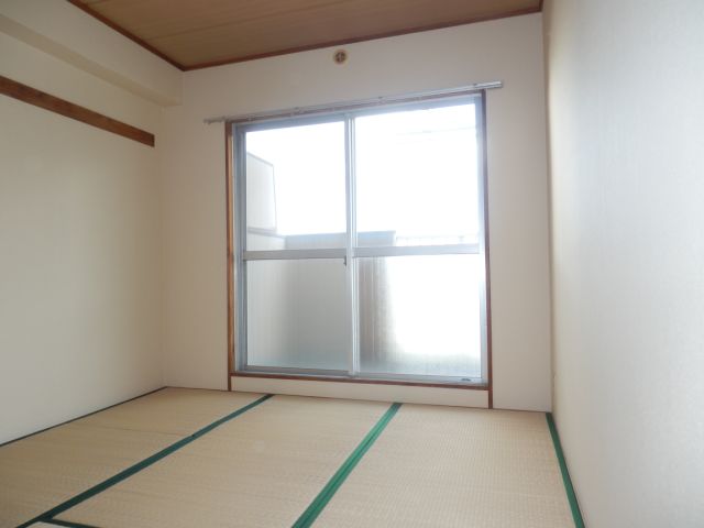 Living and room. It is bright and welcoming Japanese-style room. 