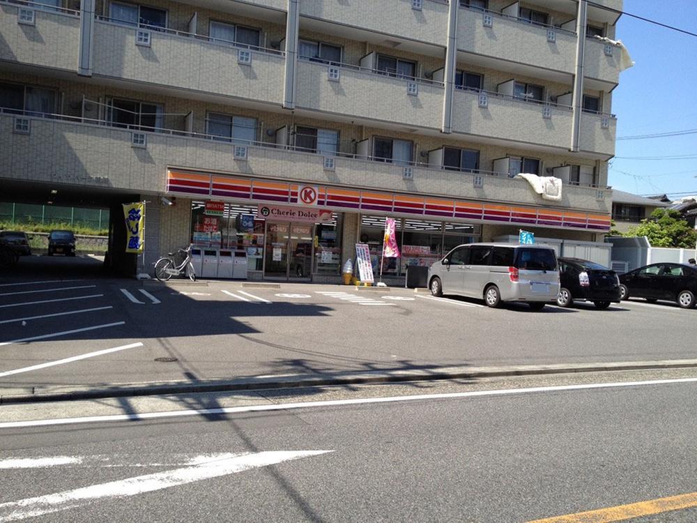 Convenience store. 90m to Circle K