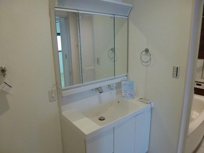 Wash basin, toilet. 12 / 10 local shooting