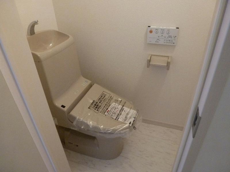 Toilet. 12 / 10 local shooting