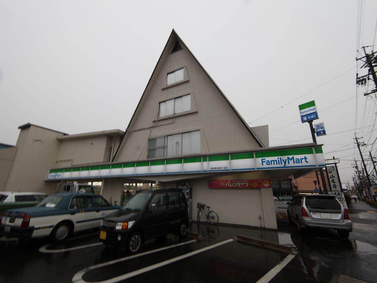 Convenience store. FamilyMart Showa Dankeitori chome store up (convenience store) 295m