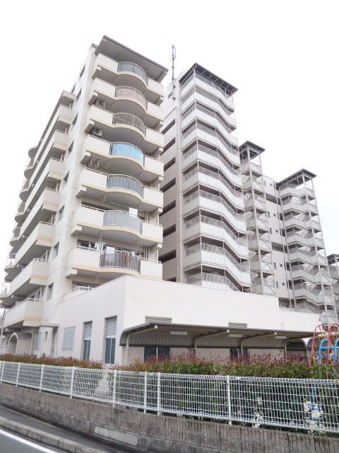 Building appearance. It is a large-scale condominium