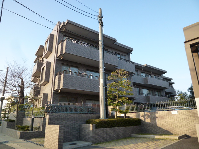 Building appearance. It is a condominium of low-rise type