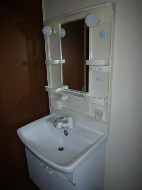 Washroom. Independent wash basin (with shampoo dresser)