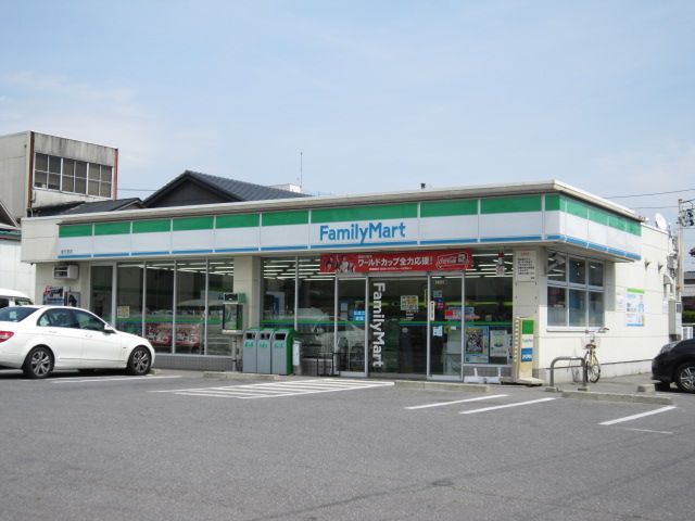 Convenience store. 740m to Family Mart (convenience store)