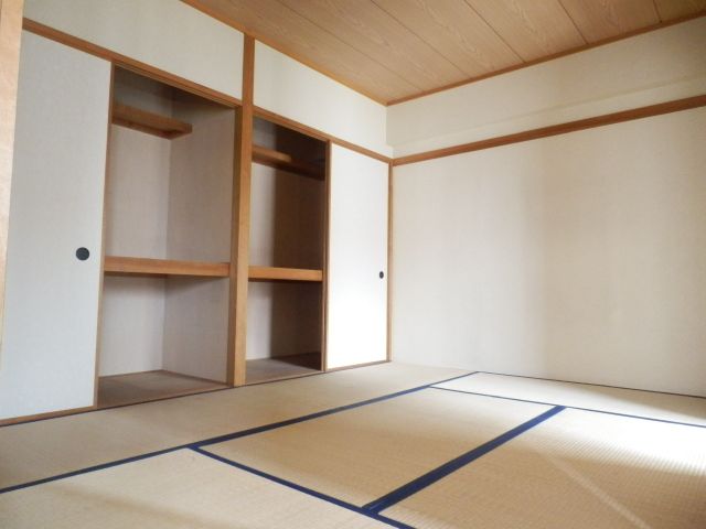 Living and room. It Japanese-style room is calm.