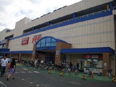 Shopping centre. 970m until Shan peer port (shopping center)