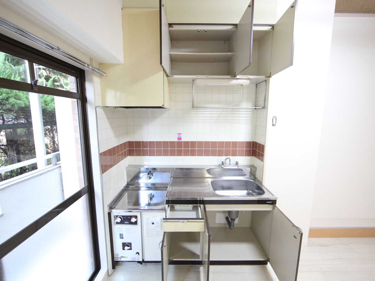 Kitchen. Kitchen (two-burner gas stove installation Allowed)