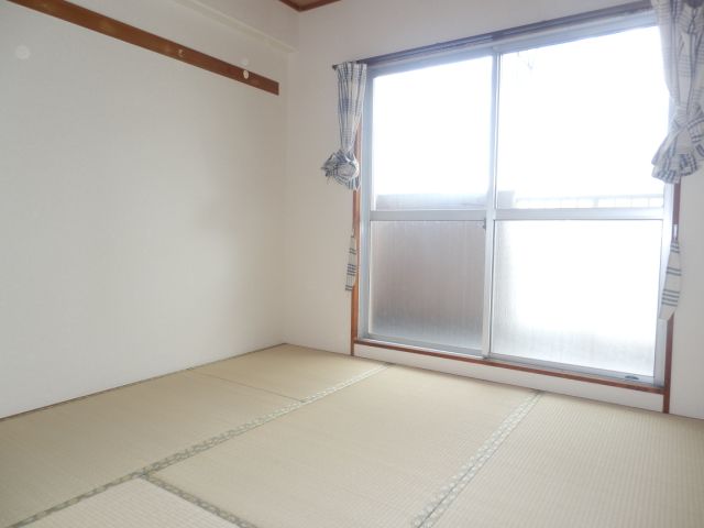 Living and room. Relax is a Japanese-style room. 