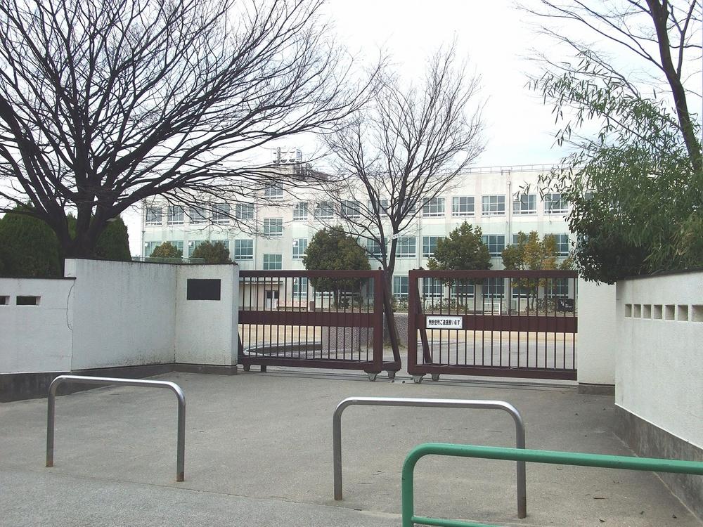 Primary school. 190m to Kawahara elementary school