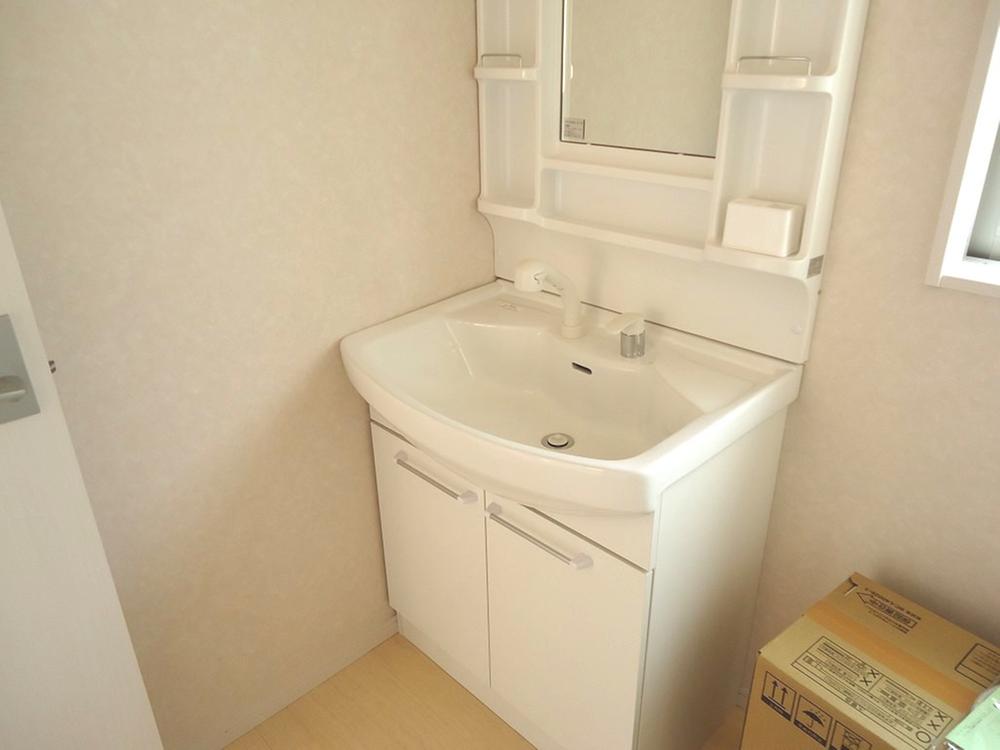 Wash basin, toilet. Room (August 2013) Shooting