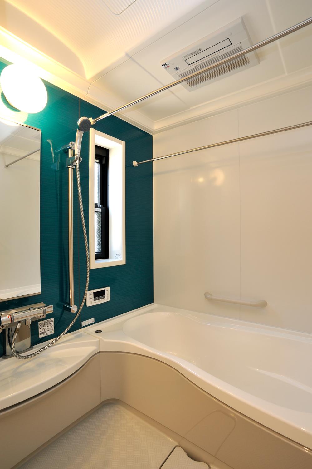 Bathroom. Drying ・ Cool breeze ・ Heating, etc. with function unit bus. Standard equipment the hanger pipe in the bathroom. 