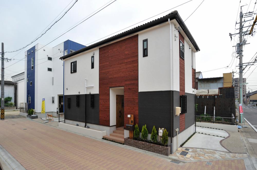 Local appearance photo. (E Building) made to stick to natural materials using the dry material of domestic natural cypress. 