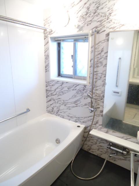 Bathroom. 1418 size of the bathroom, "a convenient window to ventilation" was established (December 2013) Shooting