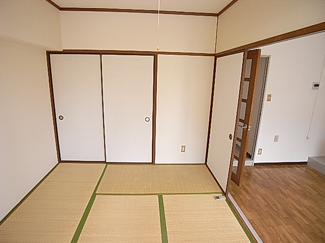 Living and room. South, 6 Pledge is a Japanese-style room.