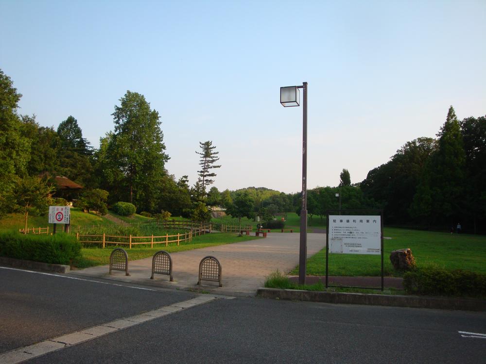 park. Location Makinogaike 400m vast grounds of the park until the green space is a 5-minute walk