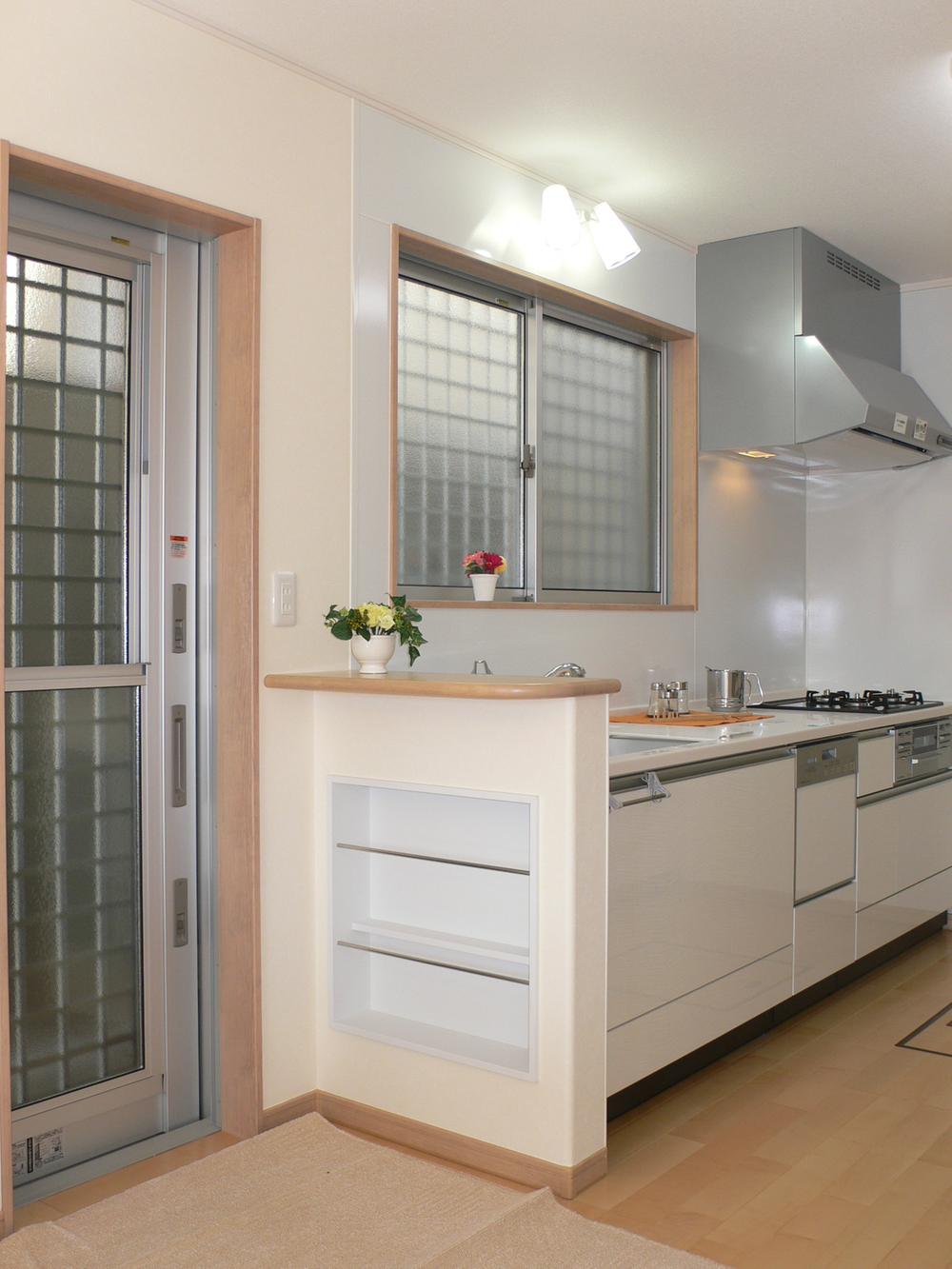 Other Equipment. Convenient back door of Tokazeshiki, certain and convenient magazine rack, stylish lighting, luxurious kitchen is standard equipment