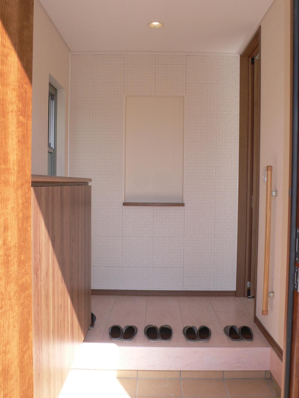 Entrance. Entrance storage of order specification upon entering the front door ・ Eco-carat on the front ・ Luxurious Haidoa that niche, until the ceiling ・ Welcome people feeling down with light sensor. 