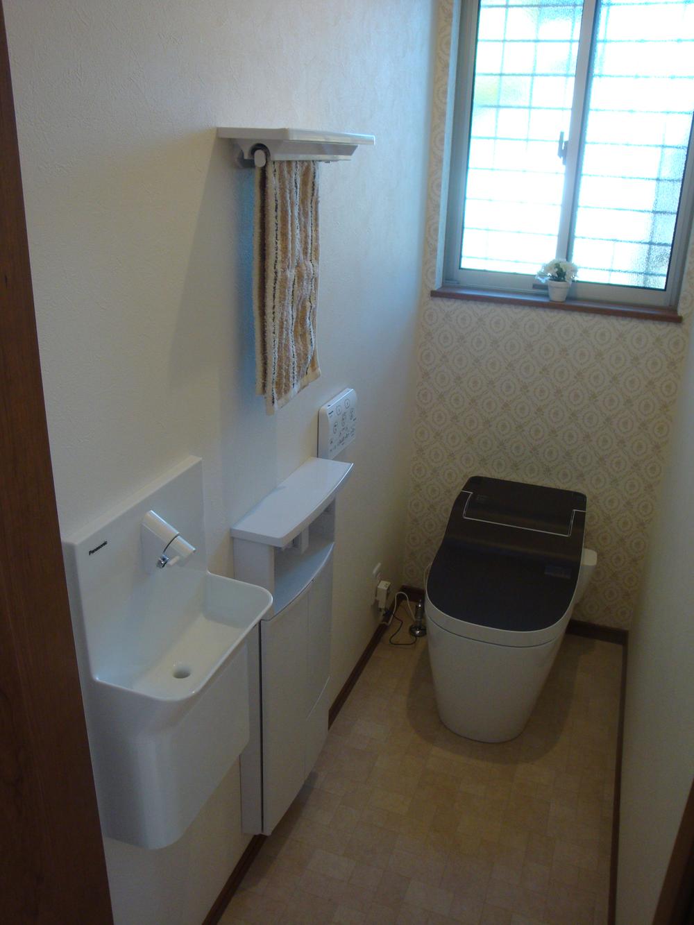 Other Equipment. Of automatic cleaning function toilet "La Uno S" With a convenient storage with paper holder and hand wash basin. 