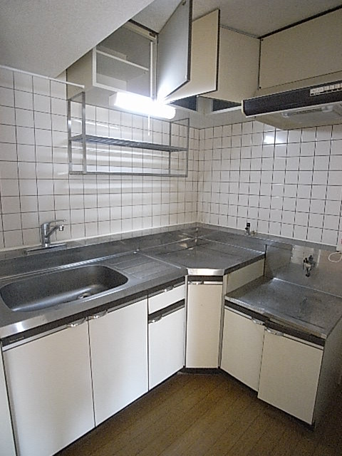 Kitchen. L-shaped kitchen, which subsided in a compact