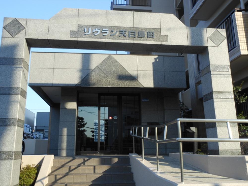 Entrance. Common areas