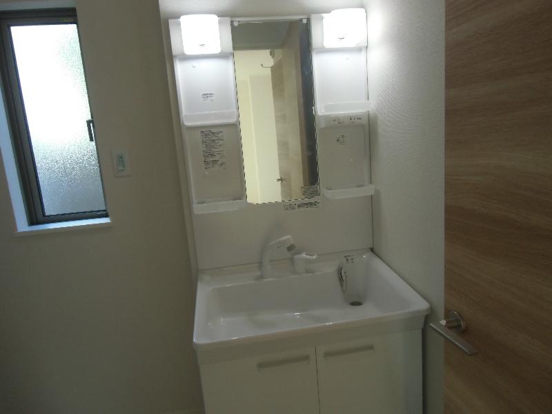 Wash basin, toilet. Wash basin