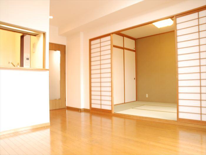 Living. To more open space and open a Japanese-style room