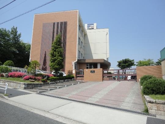 Junior high school. 933m to Nagoya Municipal Ueda Junior High School